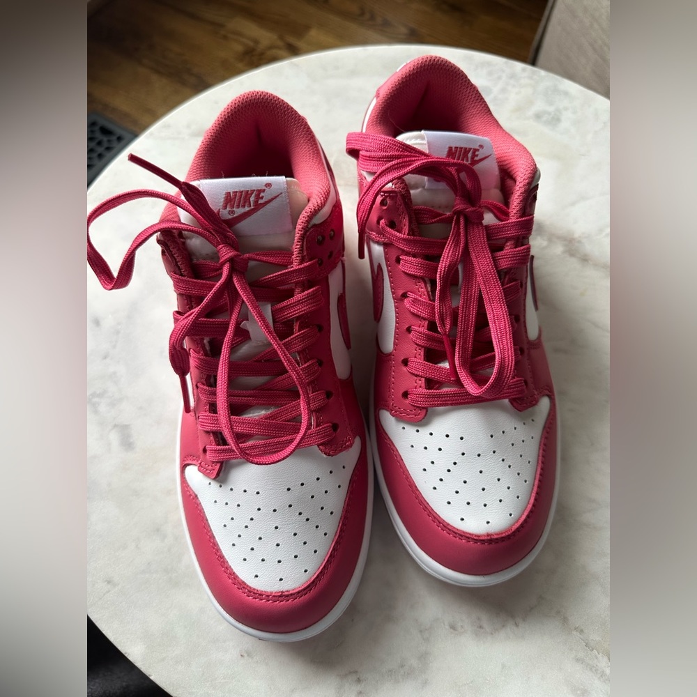 New size W 6.5 Nike Dunks Archeo Pink